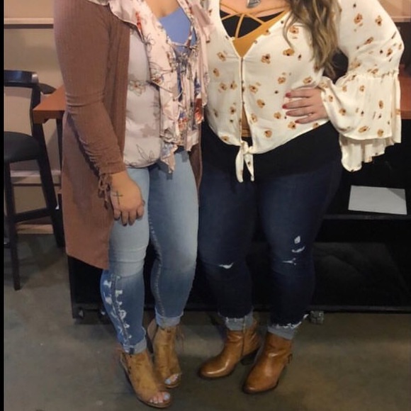 Gimmicks Floral Print Ruffle Top - Picture 4 of 4